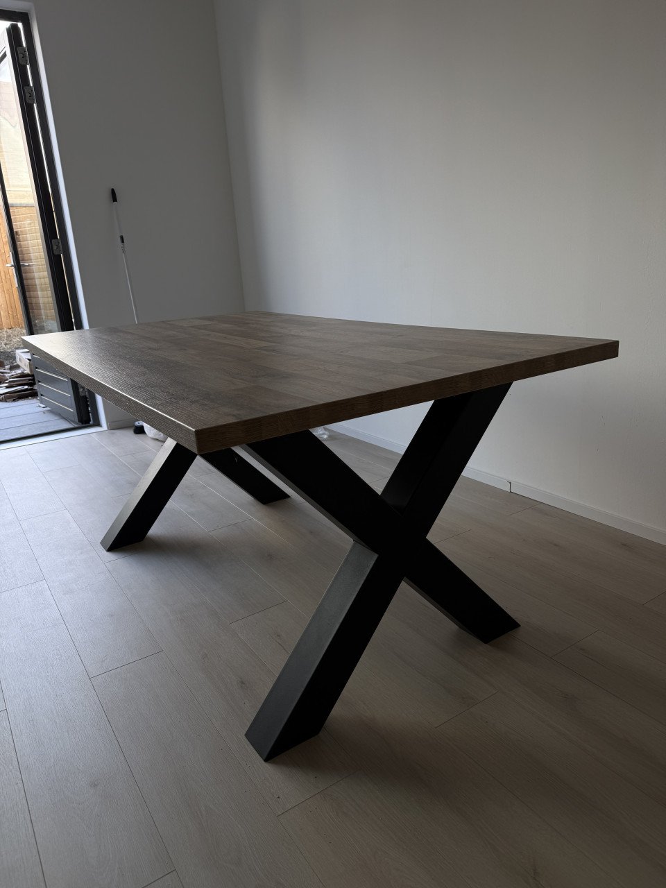 Eettafel mangohout met X poot en vier lederen stoelen