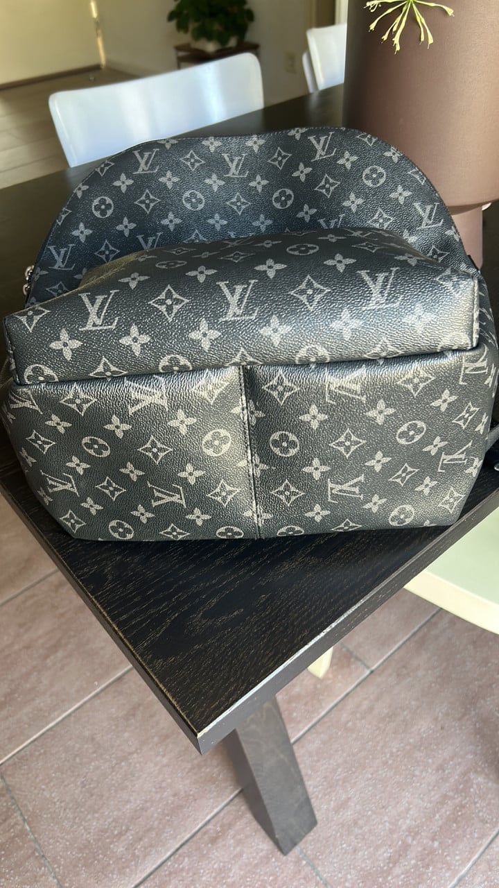 Stevige rugtas Louis Vuitton 30,00 euro.