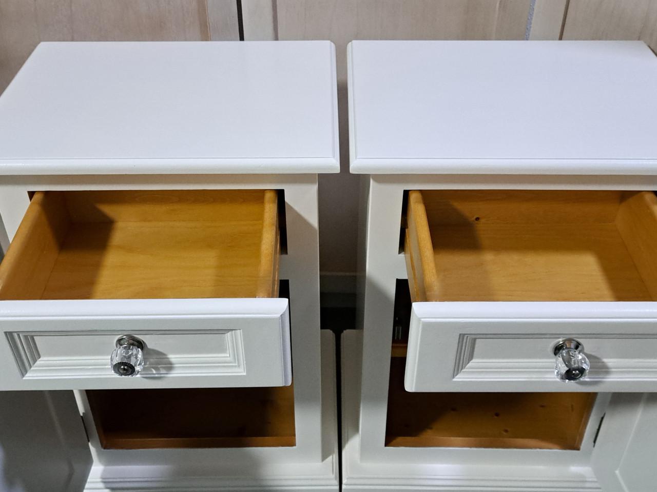 2 mooie stijlvolle vintage nachtkastjes