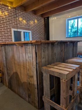 Te koop bar met krukken