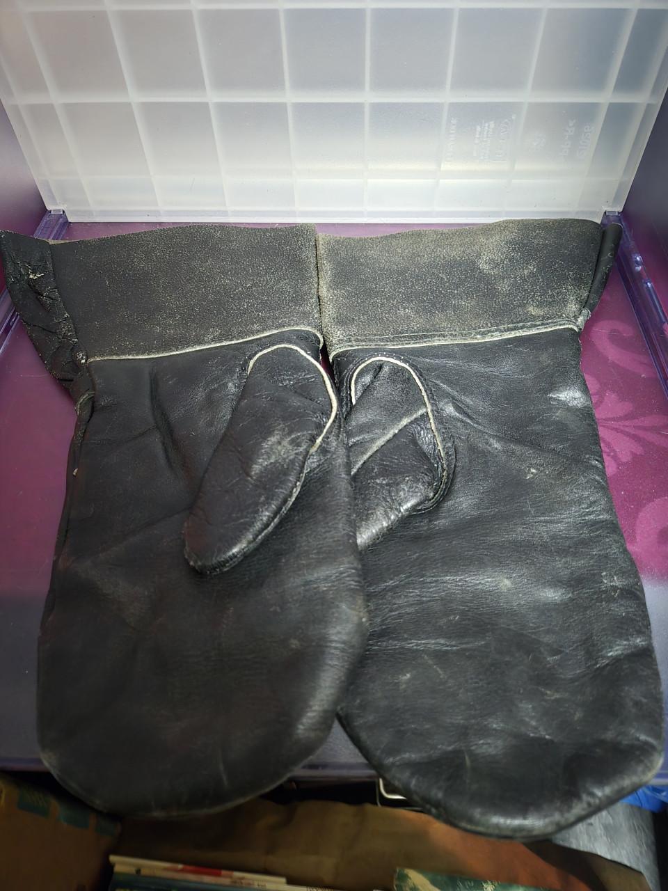 Vintage leren handschoenen of wanten,