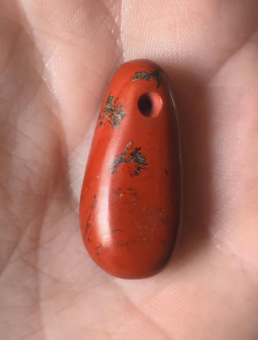 Handgeslepen rode jaspis hangers op bestelling!