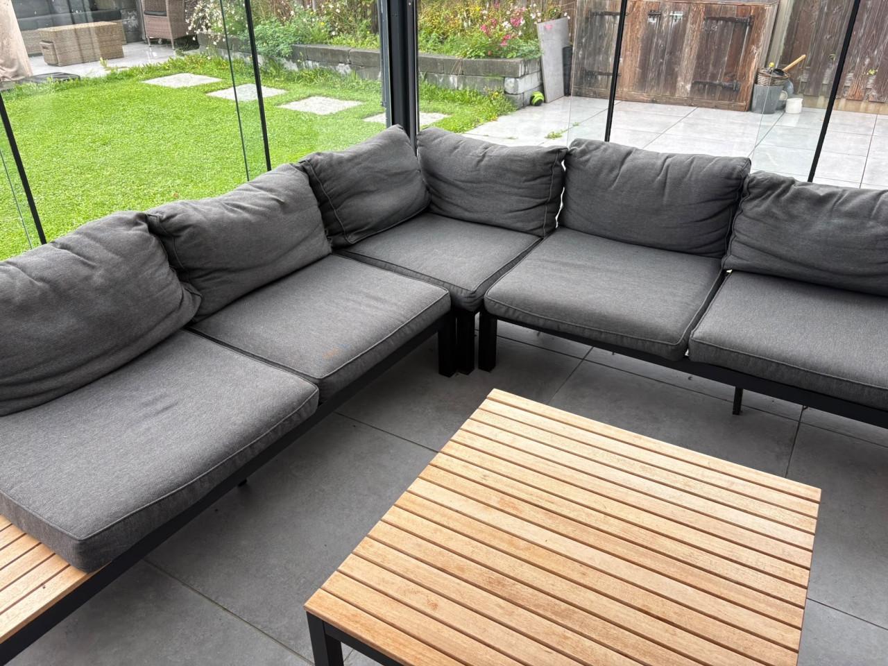 Moderne loungeset met aluminium frame en houten accenten
