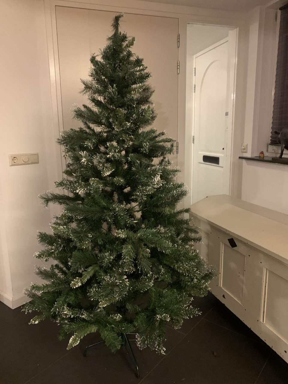 Kerstboom met sneeuweffect. Intratuin.