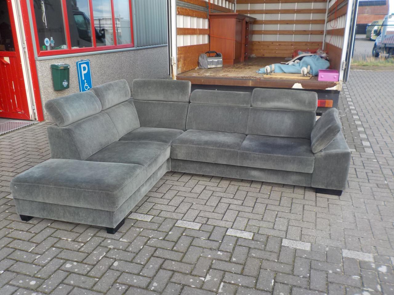 Mooie kwaliteit stoffen hoekbank in goede staat 210 x 270 cm