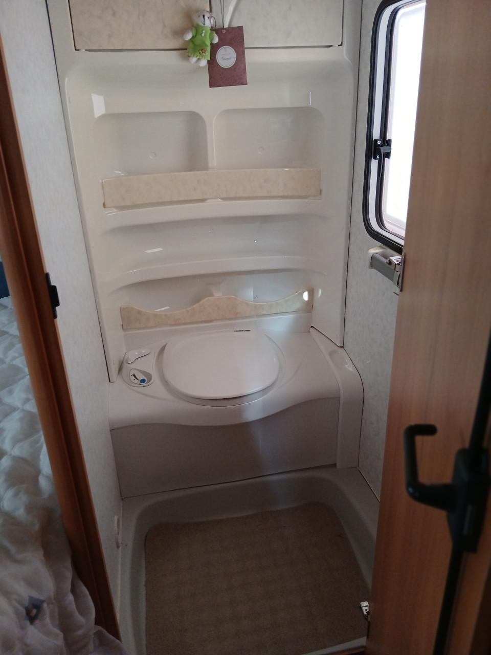 Caravan Hobby met mover en fietsendrger, zgan. voortent en luifel