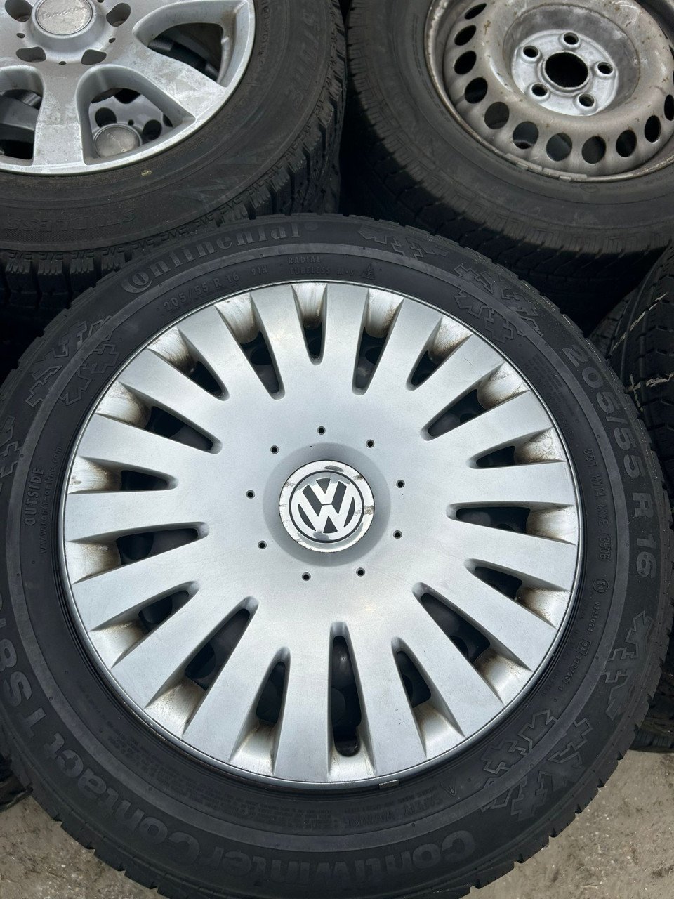 VW STALEN VELG WIELDOPPEN 16 INCH MET CONTINENTAL WINTERCONTACT BANDEN