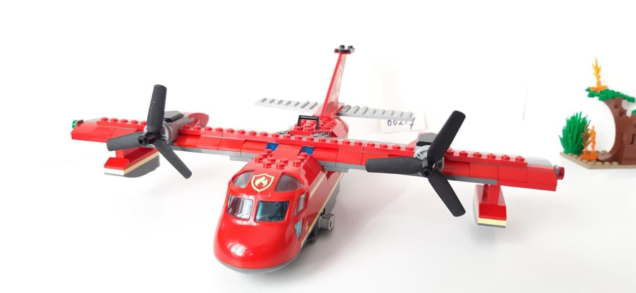 LEGO City 60217: Blusvliegtuig met auto en bomen