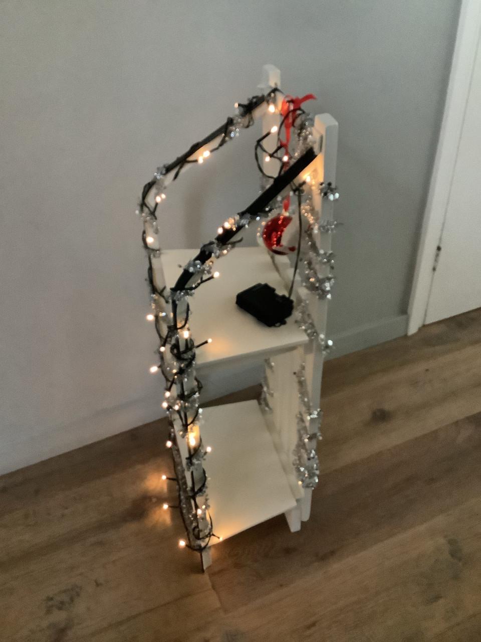 Arreslee met kerstversiering