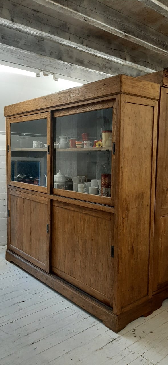 MOOIE KAST MET VEEL OPBERGRUIMTE