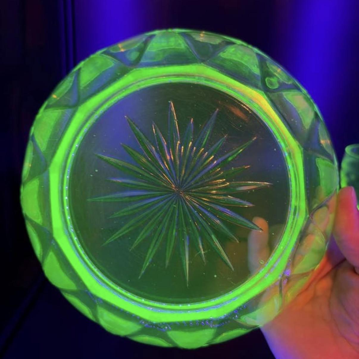 Uranium schaal 20 cm, uv395