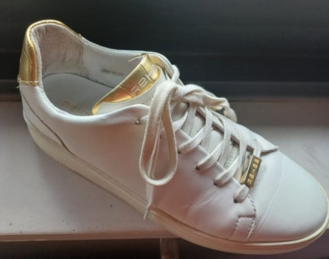 Mooie witte leren sneakers