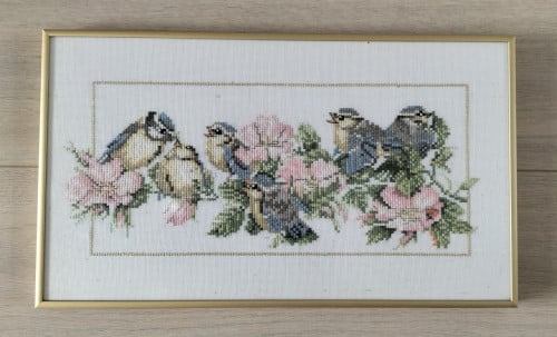 Geborduurd schilderij pimpelmeesjes en bloemen