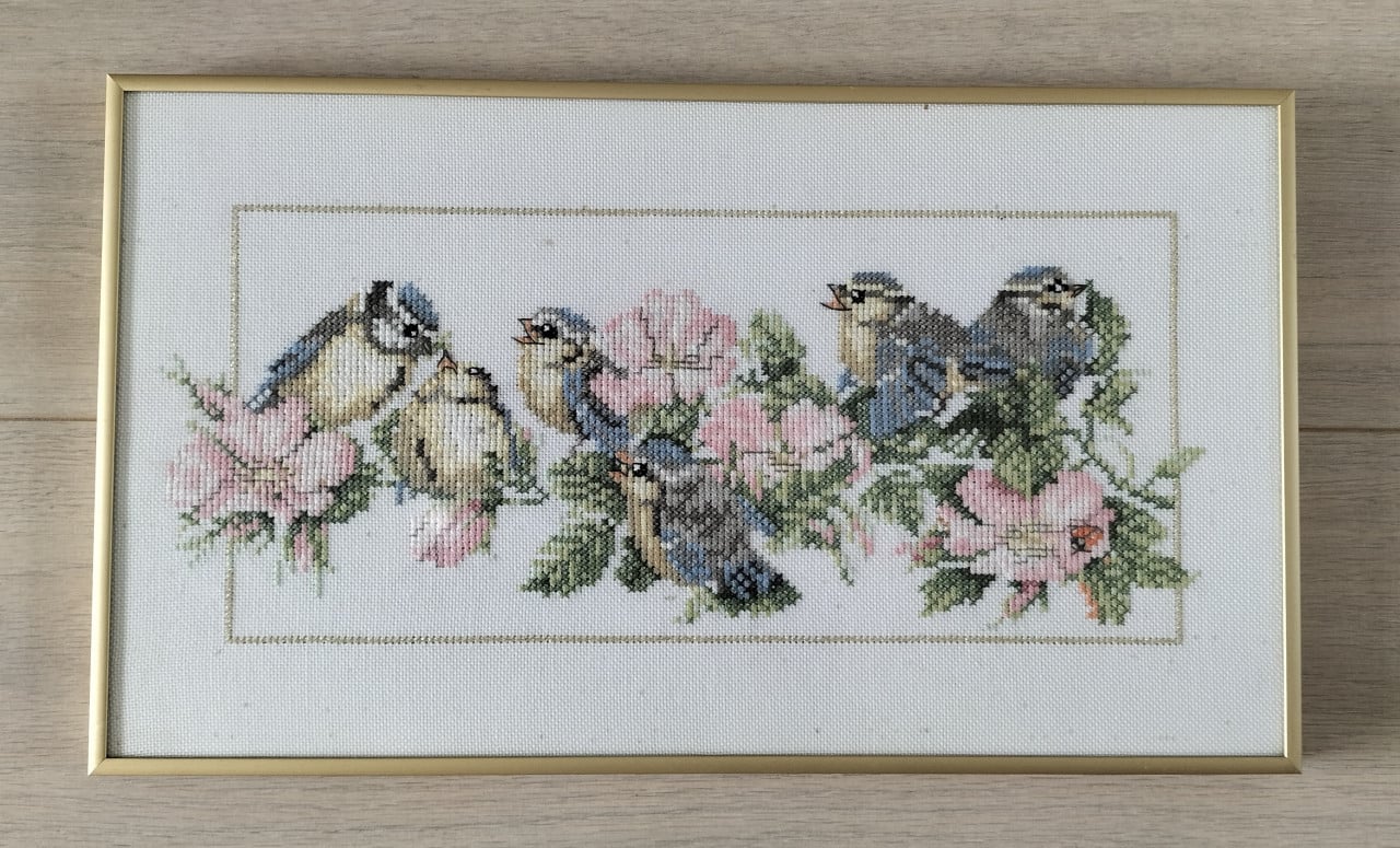 Geborduurd schilderij pimpelmeesjes en bloemen