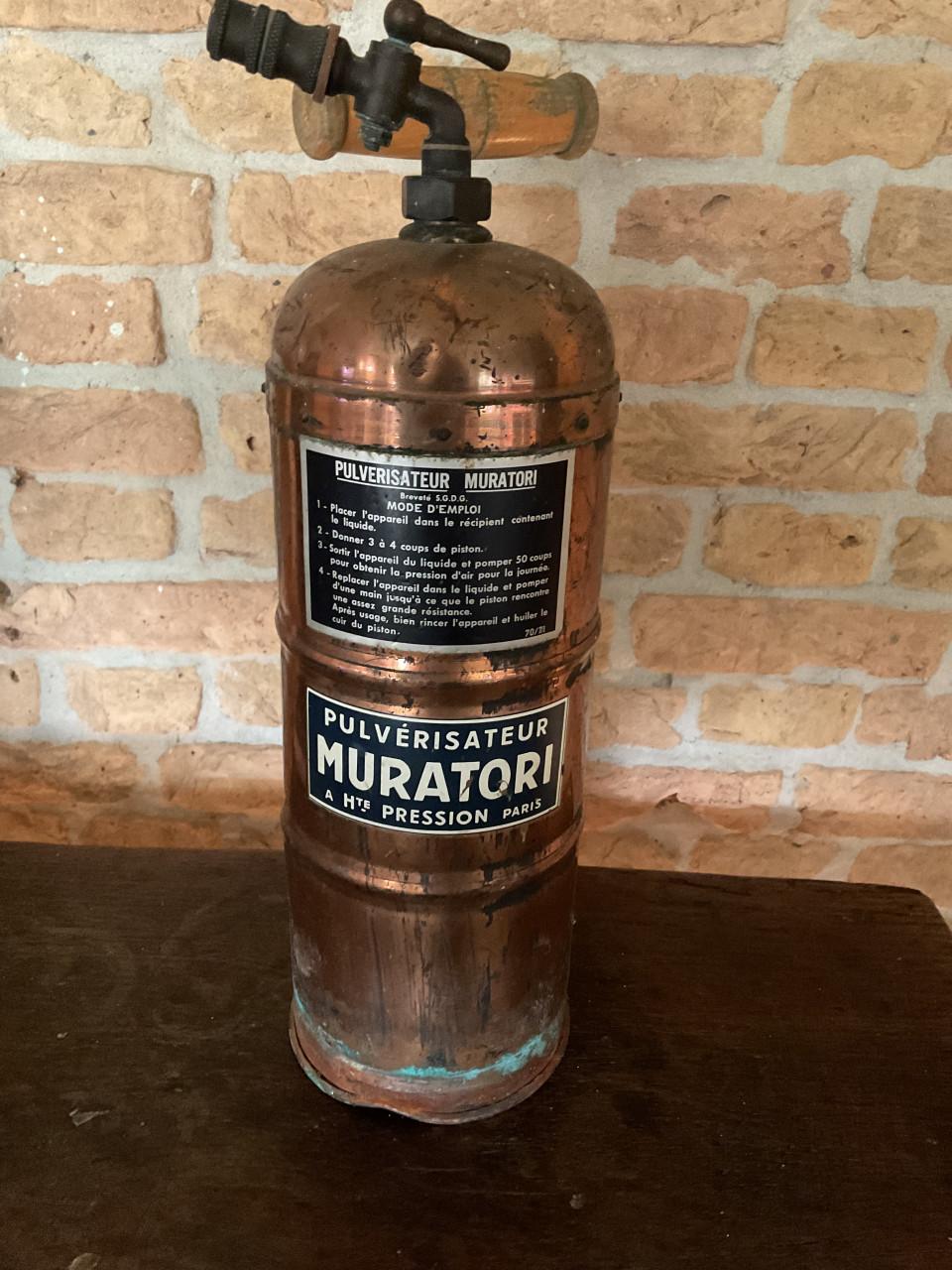 Antieke koperen spuit ( Paris )