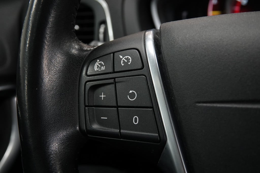 Volvo V40 2.0 t3 momentum | cruise | pdc | leder |