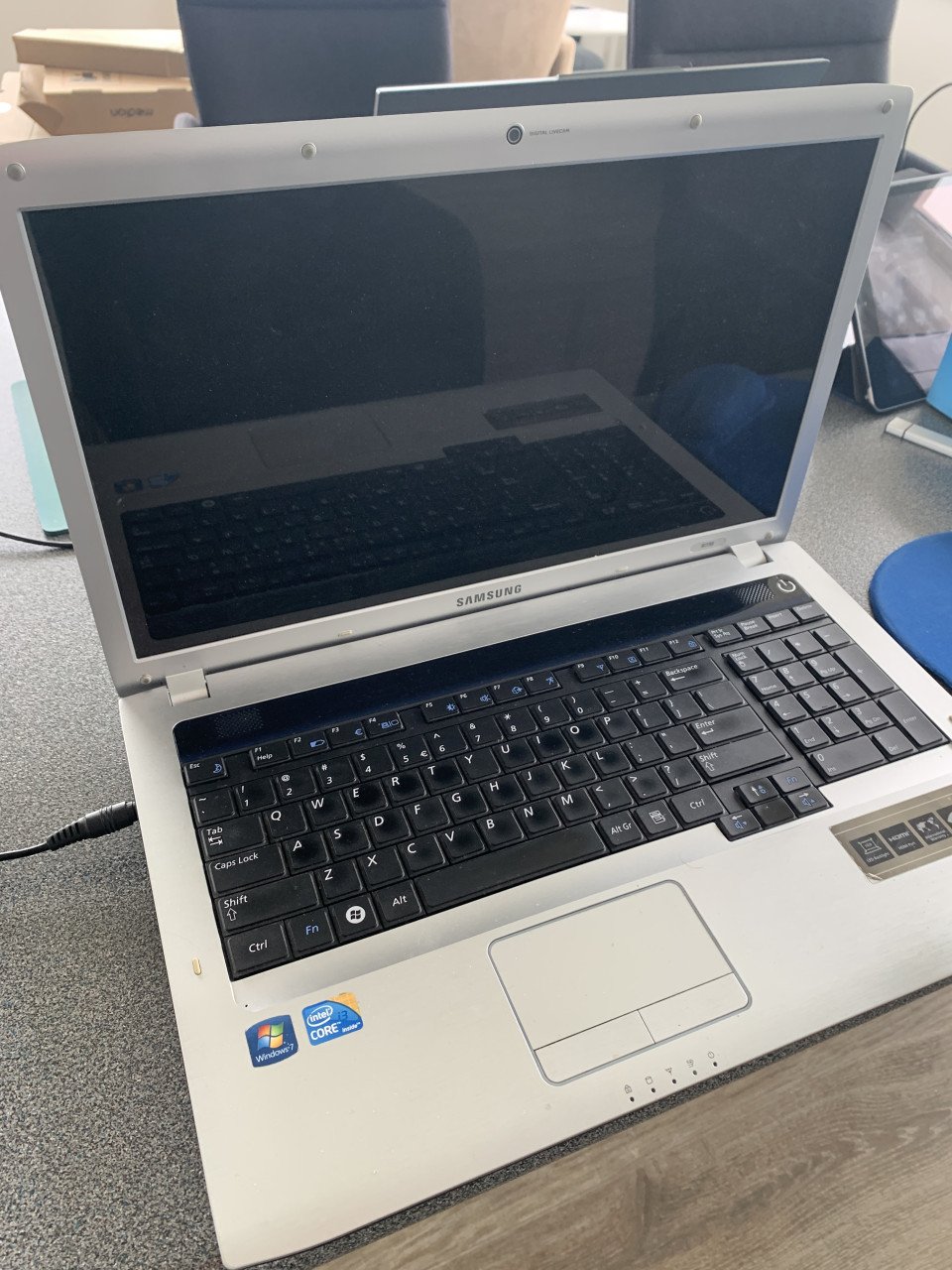 Samsung 17” laptop met 250 g SSD en intel i3 processor en Linux Mint