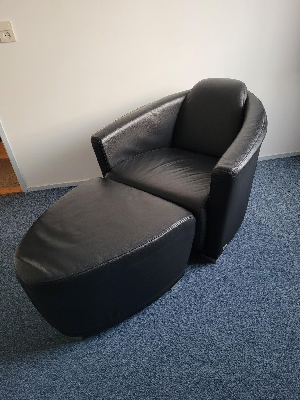 Twee Design fauteuils Enzo Luca Zwart met poef