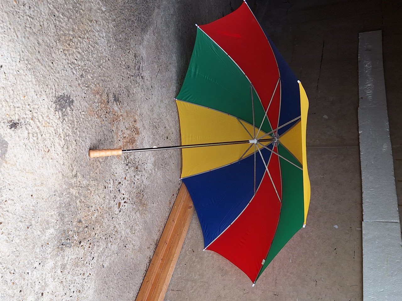 Grote paraplui 8 delen in vier kleuren. Stok is 95 cm lang. Met houten hand