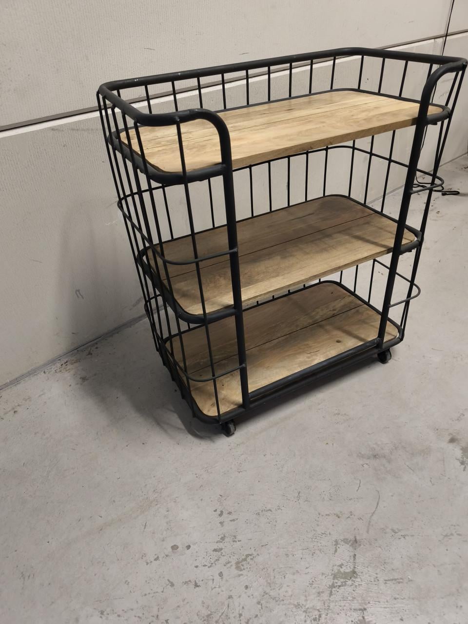 Kastje, verrijdbare trolley, mangohout, industrial look