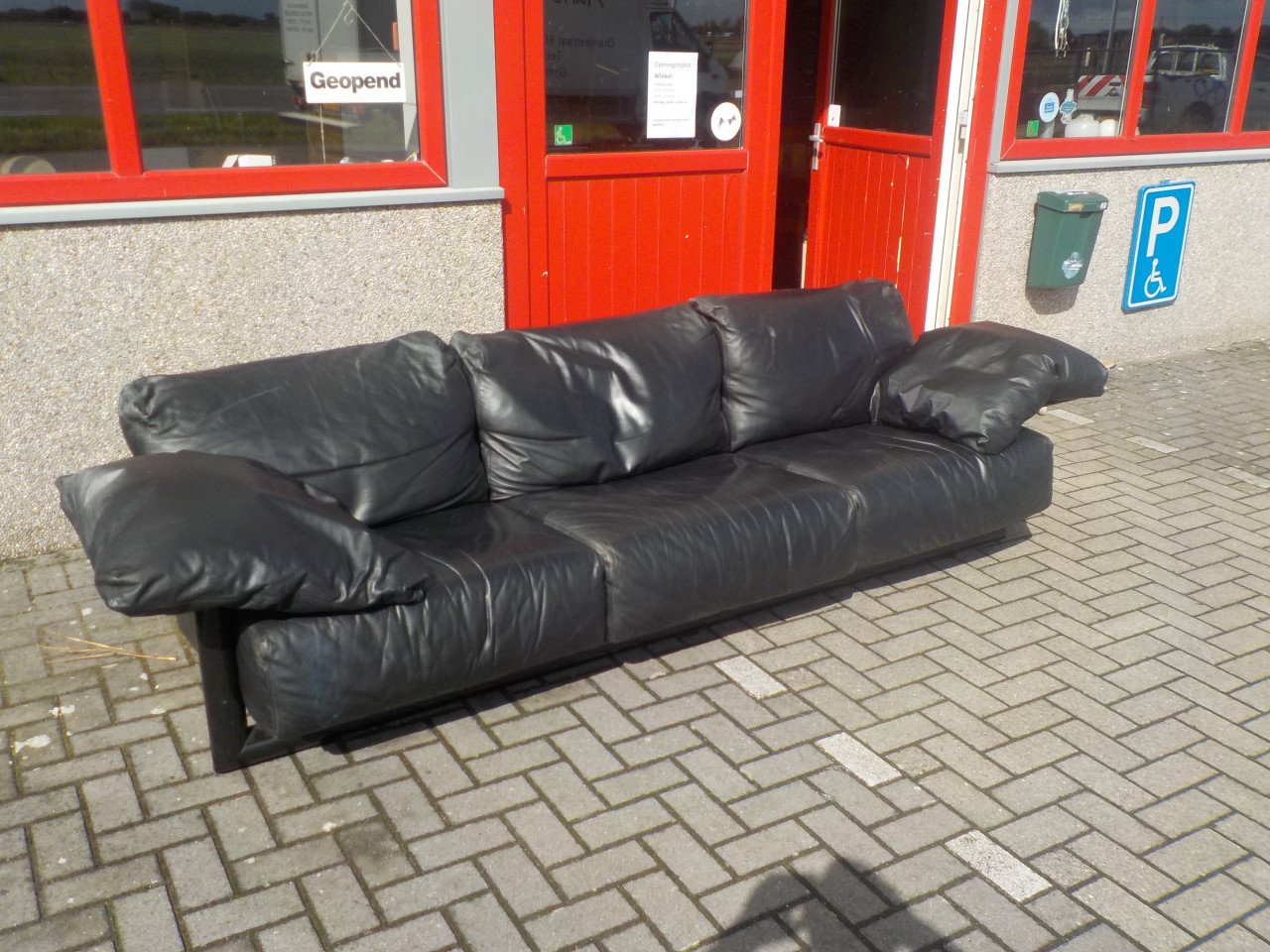 Extreem grote leren designbank ( 290 cm ) in goede staat merk BRUNATI