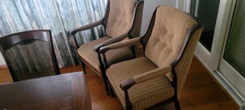 Eetkamer tafel met 4 stoelen en 2 fauteuils
