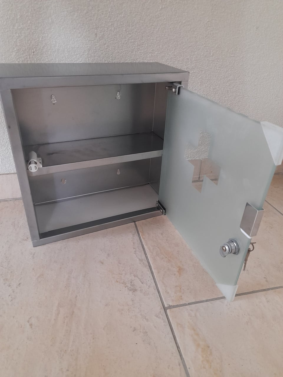 Medicijnkastje  30 x 30 x 12 cm (in goede staat )