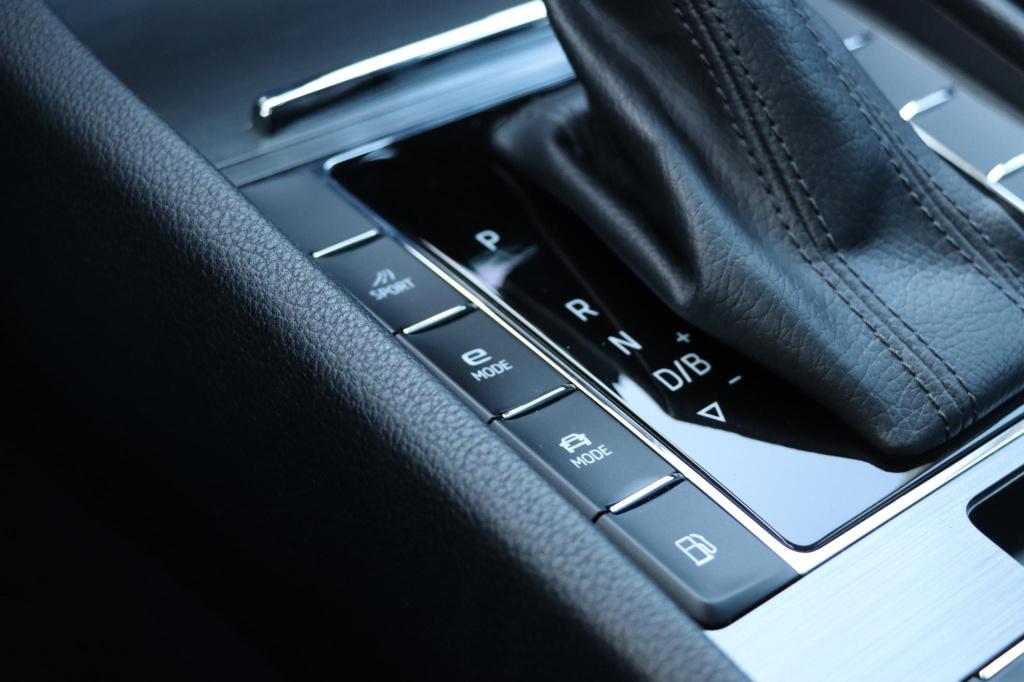 Skoda Superb combi 1.4 ehybrid style 218pk dsg6 | soh 93,1% | memory | stoe