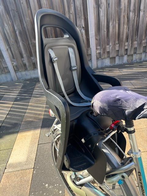 Kinderstoeltje achter op.