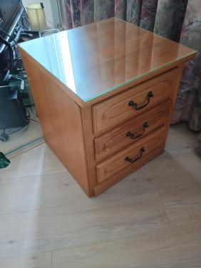 Te koop: ladenkastje eiken met 3 lades