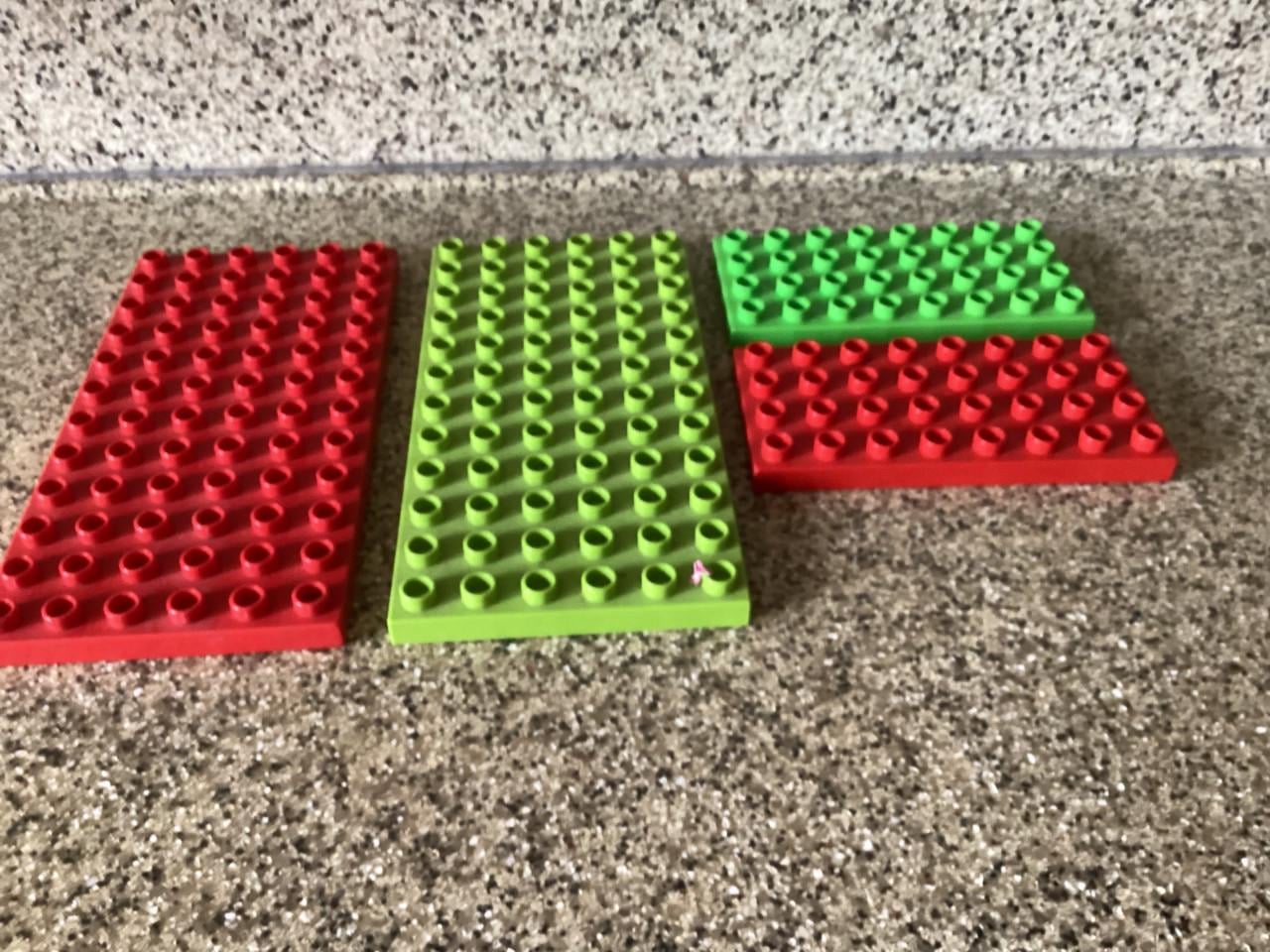 Lego. Duplo.  Verschillende diertjes.  platen. 2x 6x12 en 2x 4x8 nopjes.