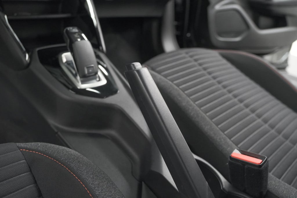 Peugeot 2008 puretech 130 eat8 active | parkeersensoren | navigatie | apple