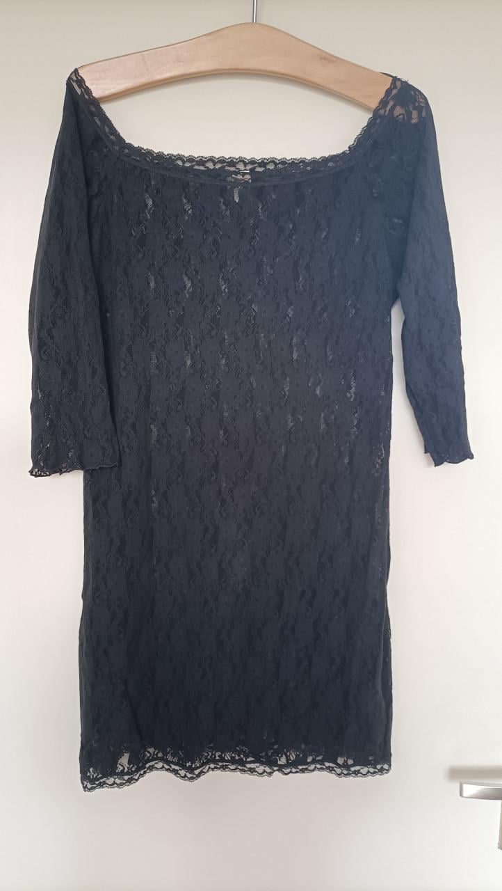 Tuniek of mini-jurk van zwart kant en driekwart mouw. Mt L/XL. Merk Livera