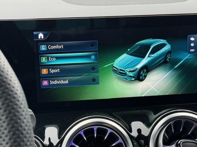 Mercedes-Benz Gla-klasse 180 amg line i 2025 i panorama dak i manufaktur al