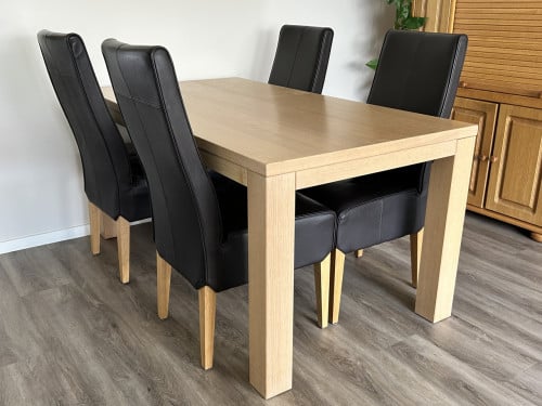 Tafel met stoelen