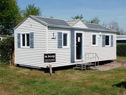 Keurig chalet te koop op kleine camping nabij Noordzee en Grevelingenmeer