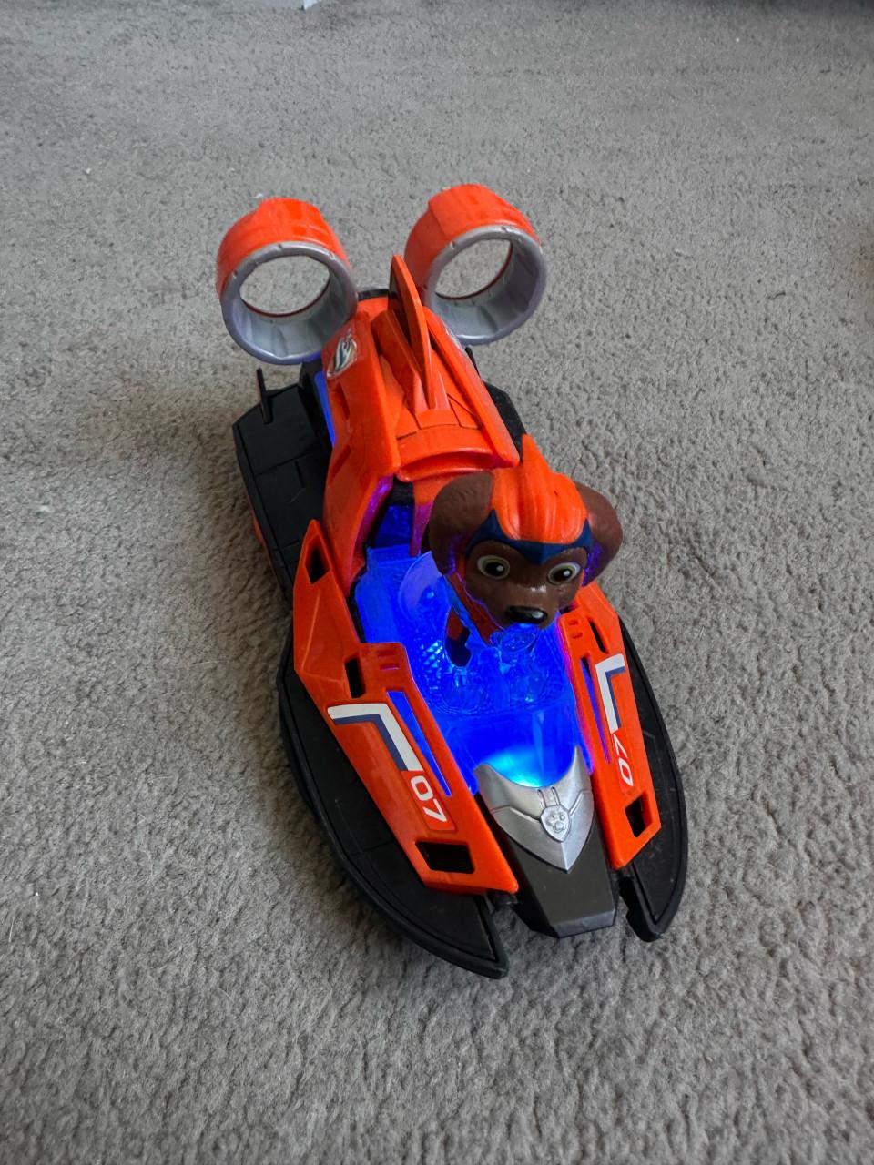 Paw patrol vliegdekschip hoofdkwartier met voertuigen en pups