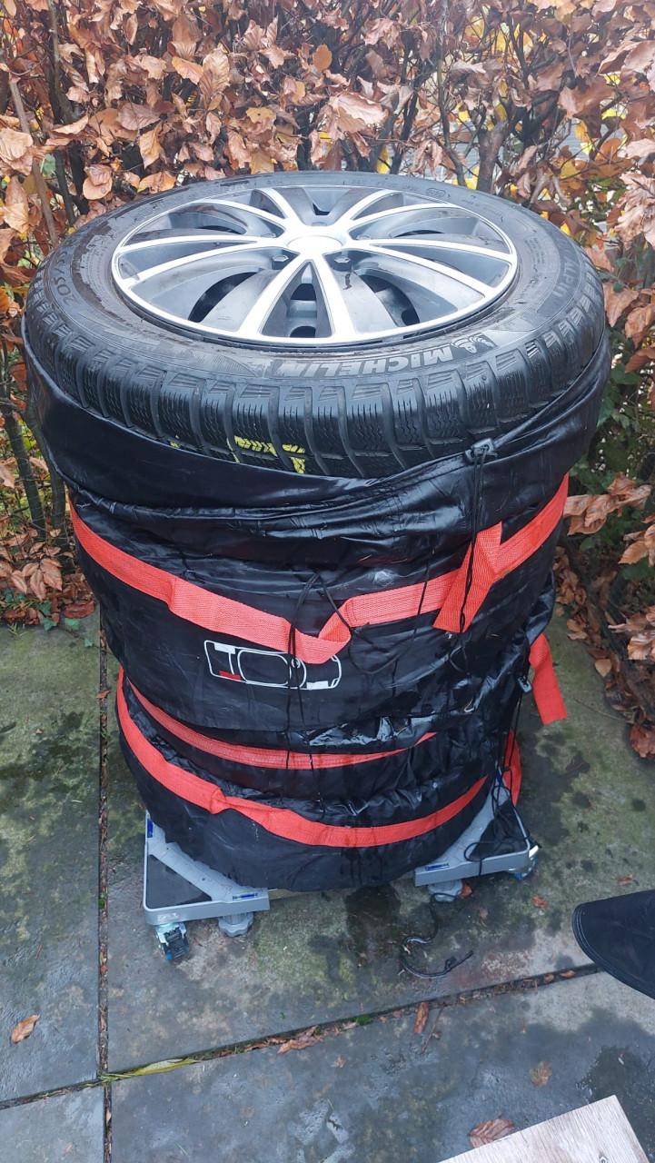 Winterbanden Michelin met velgen en hoezen