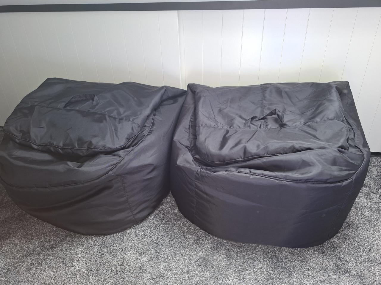 2 zwarte zitzakken