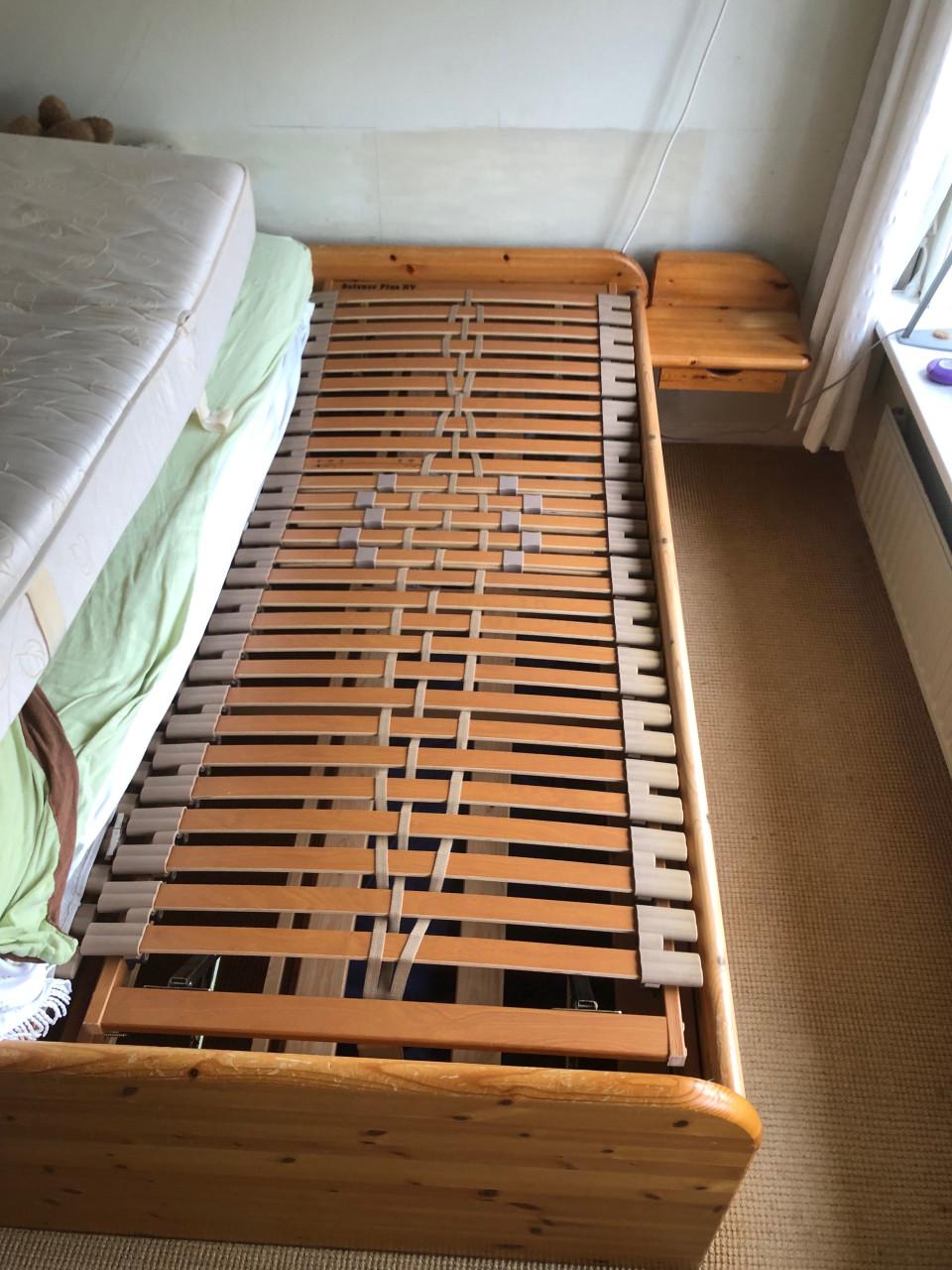 Massief Houten bed met opberglades, 160 maal 200 cm!