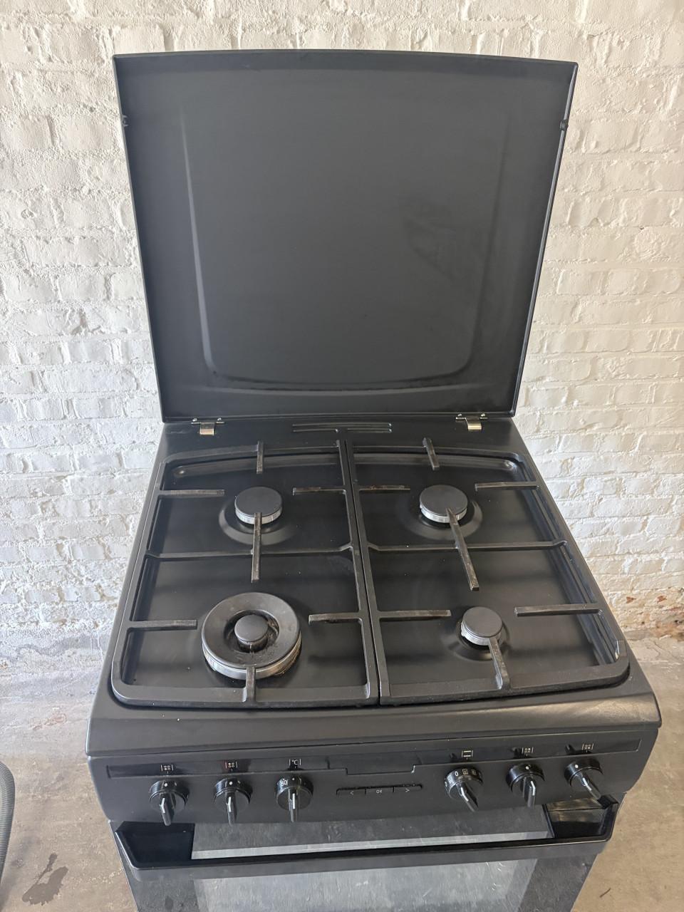 Zwart gasstel / oven 1 jaar oud