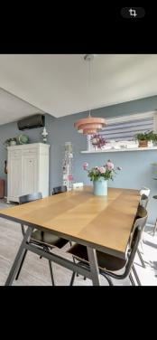 Mooie eettafel met 6 stoelen