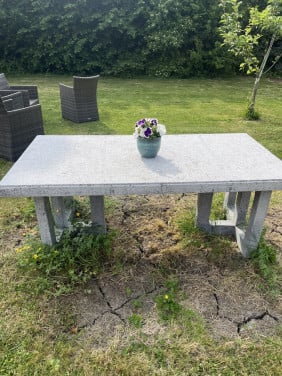 Natuurstenen tuintafel