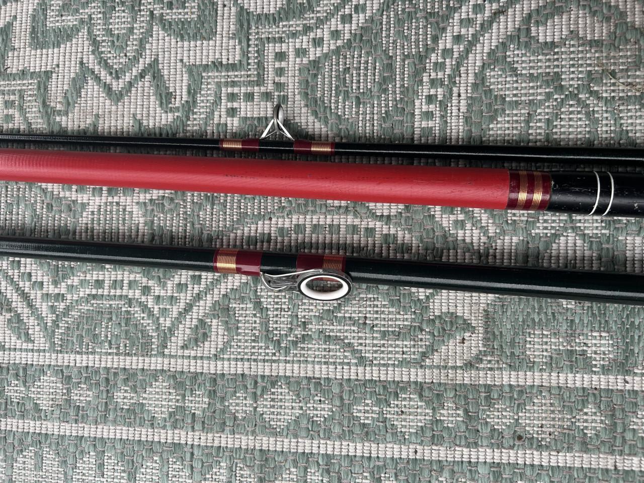 Te koop twee oudere zeehengels  in goede staat