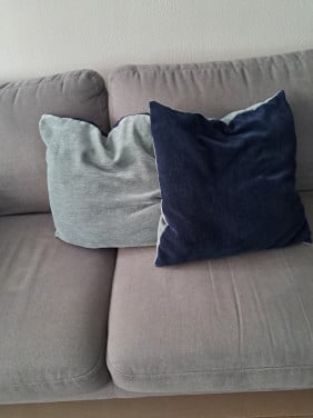 Twee sierkussens, donkerblauw/lichtblauw