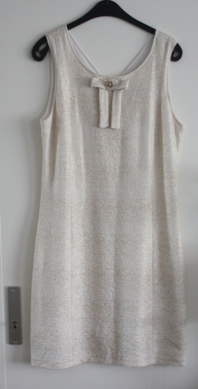 Jurkje beige met goud en strik maat 42
