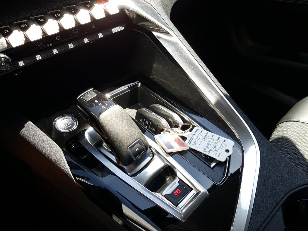 Peugeot 3008 1.2 puretech 130pk s&s eat8 allure | navi | bt | applecarplay&