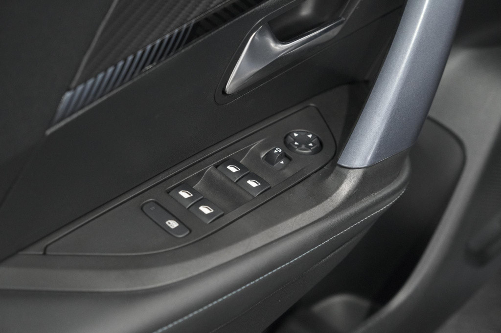 Peugeot E-2008 ev allure 50 kwh | camera | adaptieve cruise control | stoel