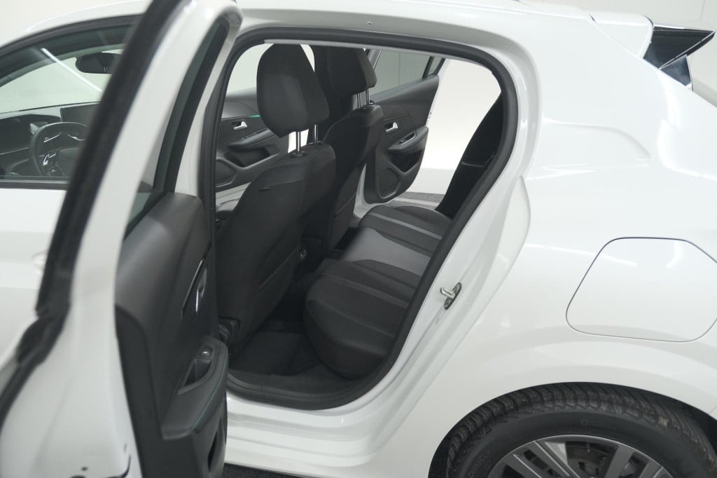 Peugeot 208 puretech 100 eat8 allure pack | camera | apple carplay | parkee