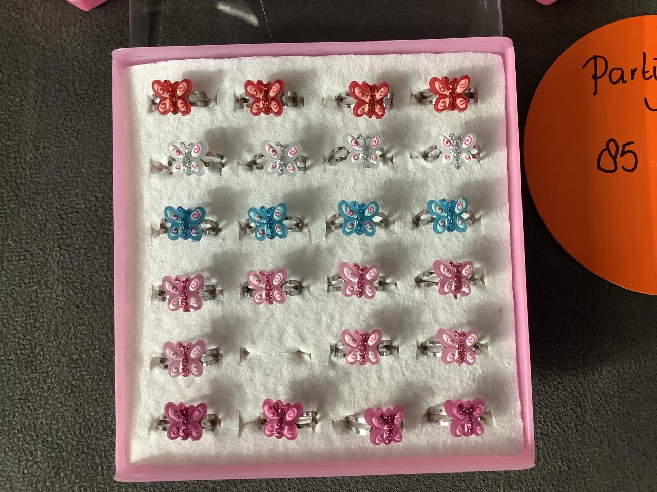 Partij leuke kinderringen. ( partij 77)